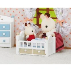 Bébé Lapin Chocolat Et Son Lit – Sylvanian Families 2205 -Jeux Et Jouets bbb4b9c51318a315c6529ebe3a9fef143d7dfb34 IMG PRODUCT 210083 1